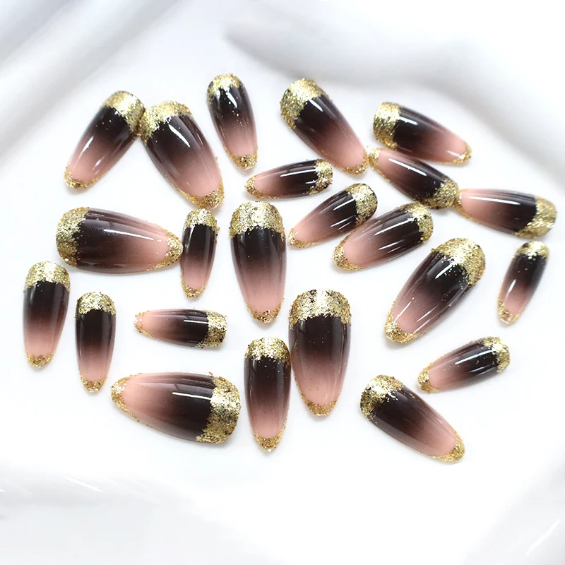 Glitzernde Ombre-Nagelverzierungen Karnz