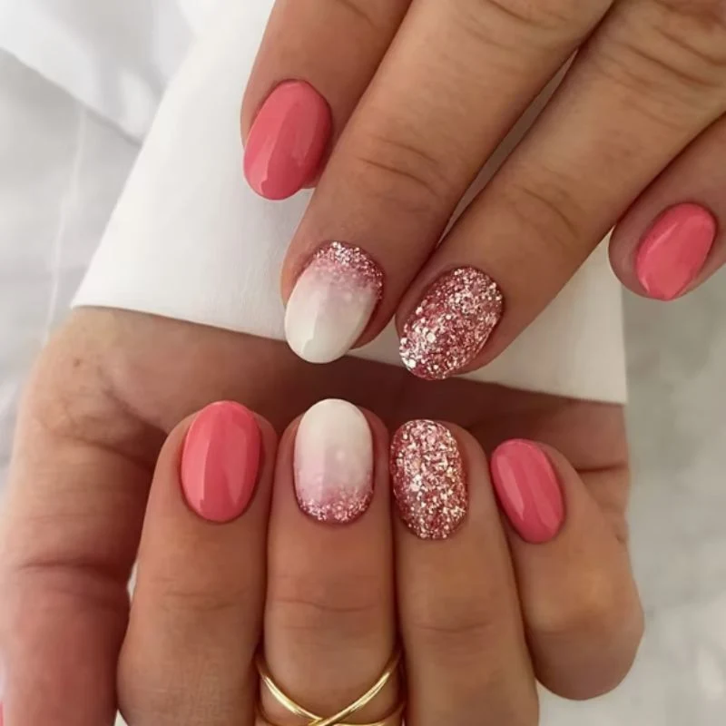 Glitzernde Nagelkunstverzierungen Karnz