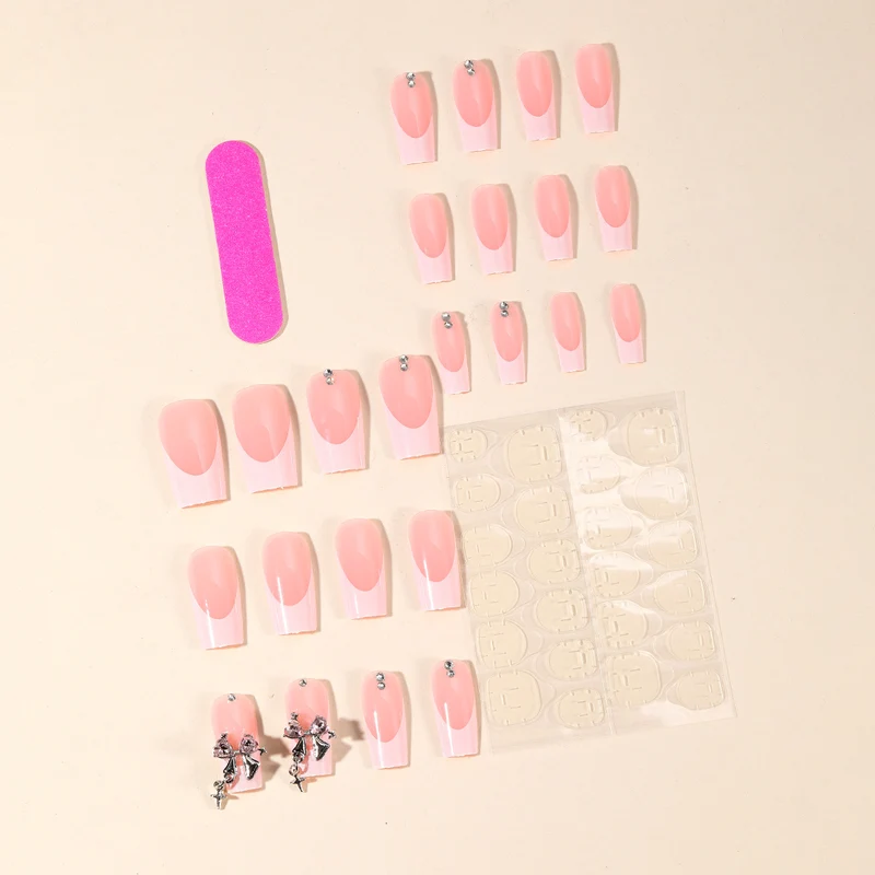 Elegantly gestaltete French Tip Acryl-Nagelkunst Karnz