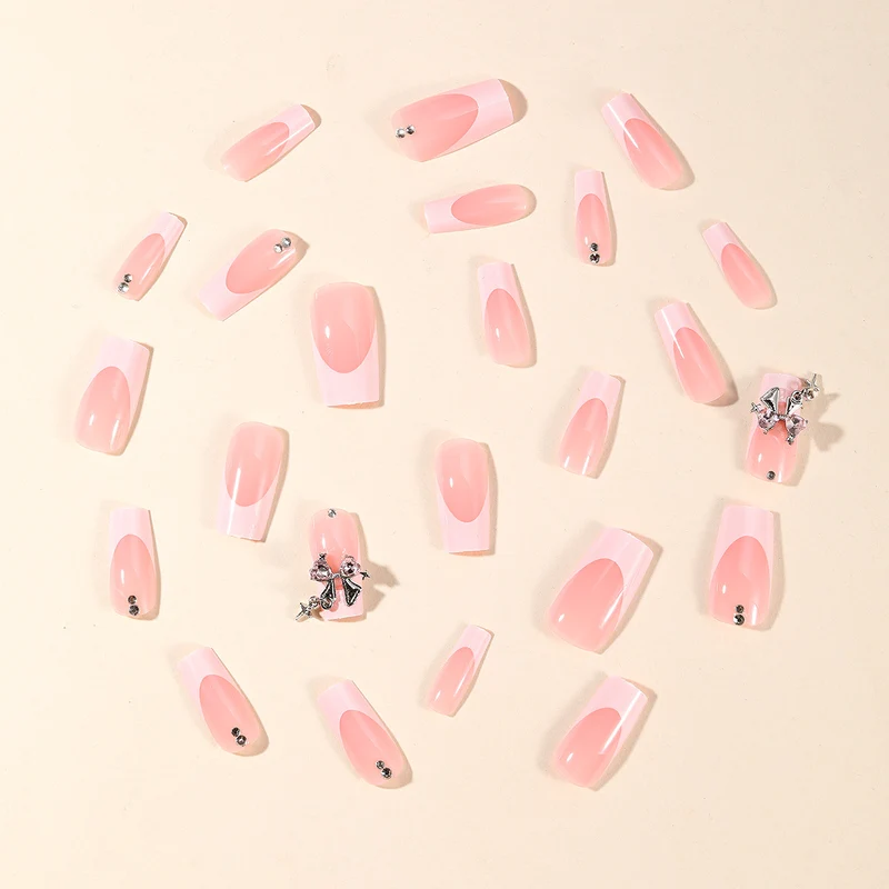 Elegantly gestaltete French Tip Acryl-Nagelkunst Karnz