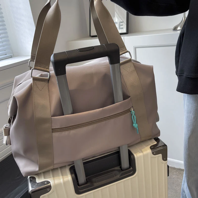 Vielseitige wasserdichte Sport-Duﬀel-Tasche Karnz
