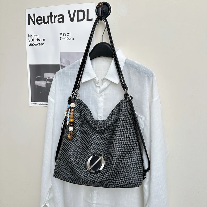Strukturierte Hahnentrittschultertasche