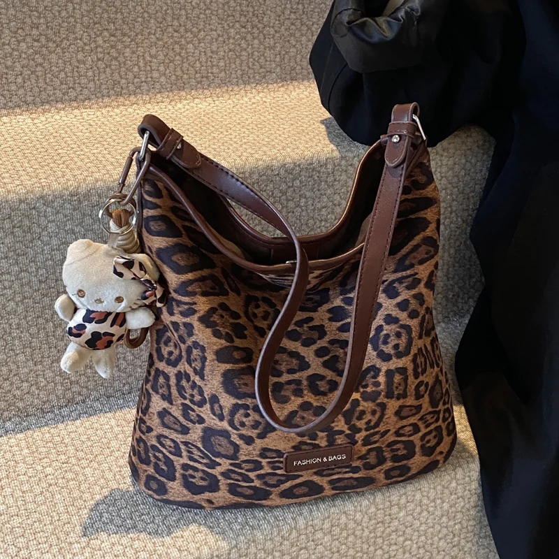Stylische reversible Schultertasche