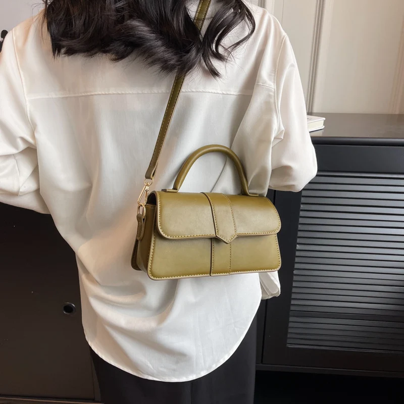 Strukturierte Mini-Schultertasche