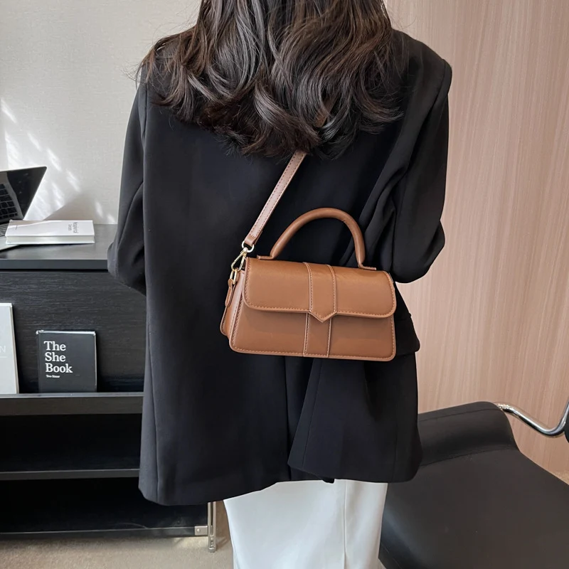 Strukturierte Mini-Schultertasche