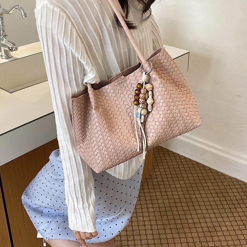 Gewebte Leder-Tote mit dekorativen Charms