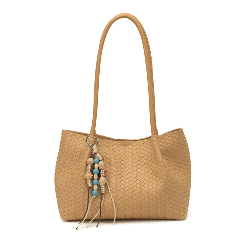 Gewebte Leder-Tote mit dekorativen Charms