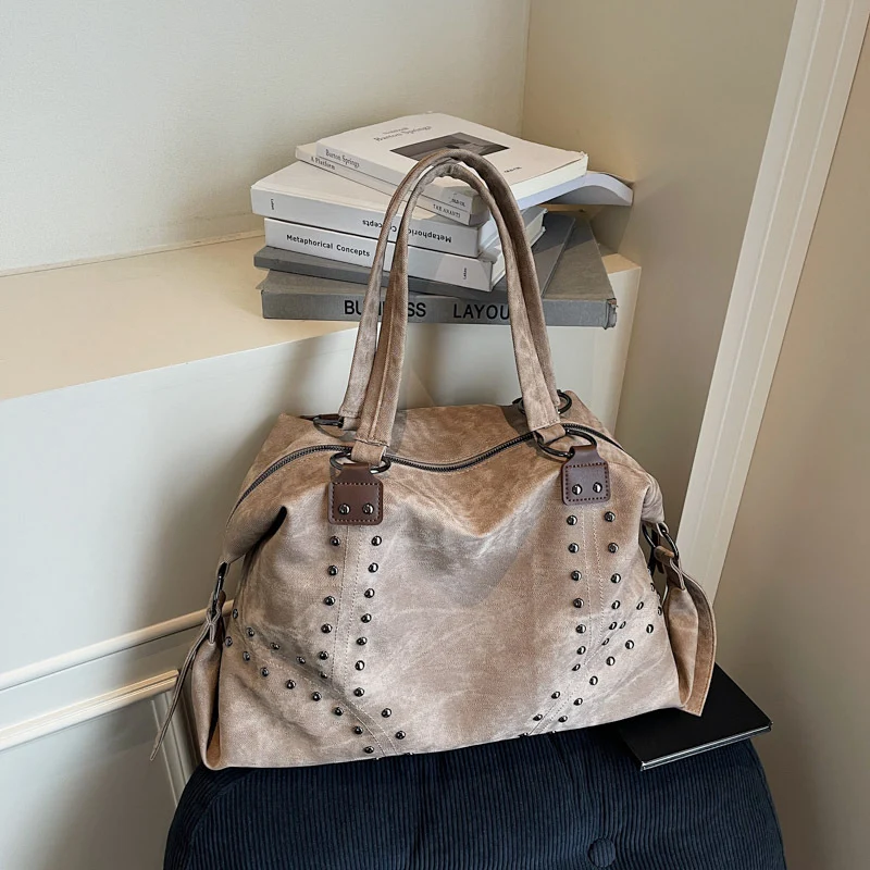Stylische Wildleder-Tote-Handtasche mit dekorativen Nieten