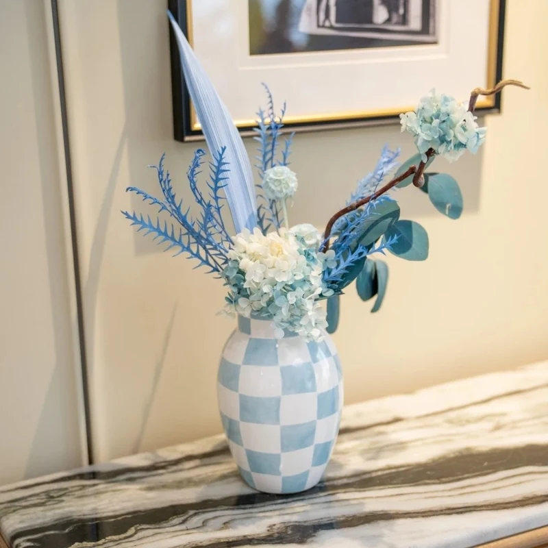 Dekorative florale Vase mit getrockneten Pflanzen