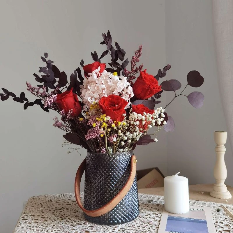 Dekorativer Blumenausstellungstrauß