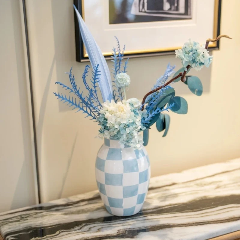 Dekorative Blumenarrangement mit Griffen