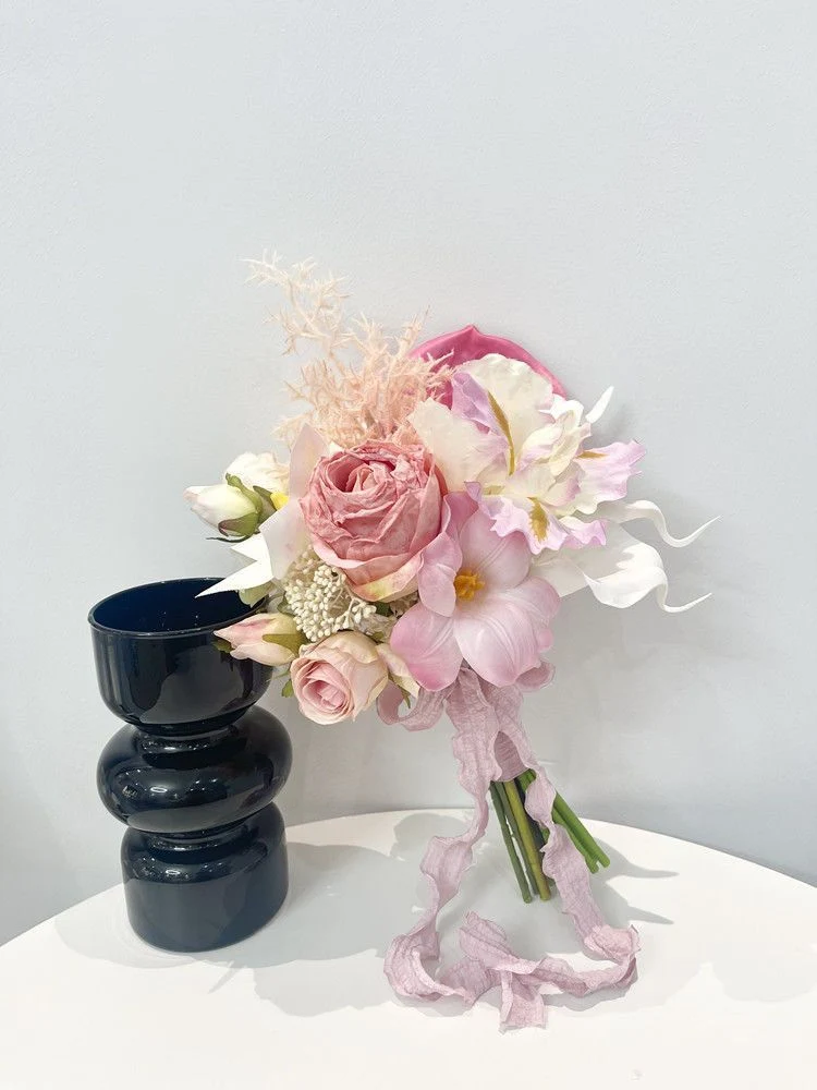 Künstlerisches florales Blumenarrangement