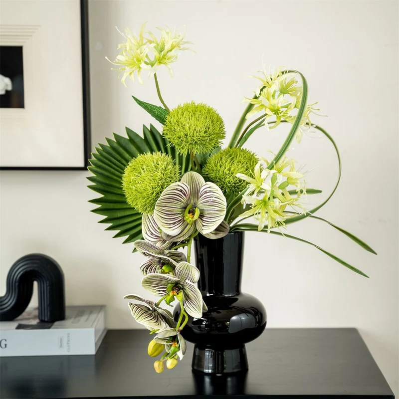 Künstlerische Blumenarrangement