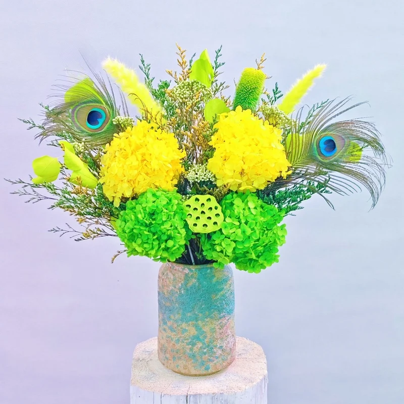 Künstlerischer getrockneter Blumenstrauß Arrangement