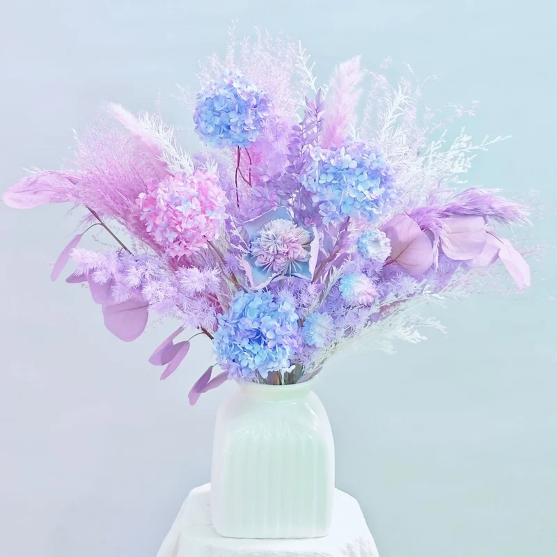 Künstlerischer getrockneter Blumenstrauß Arrangement