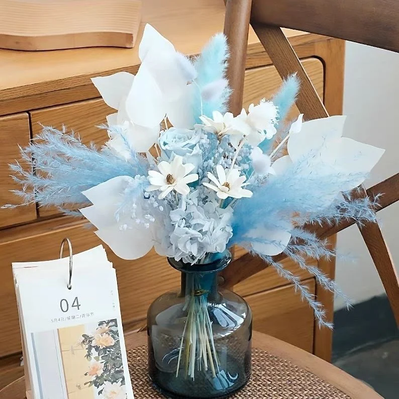 Künstlerische Trockenblumenarrangement