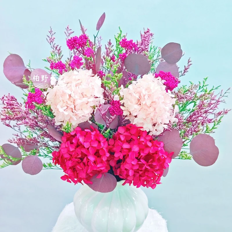 Künstlerische Trockenblumenarrangement