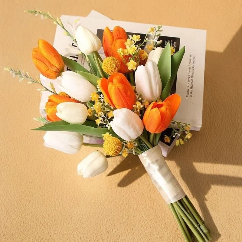 Künstlicher Tulpenblumenstrauß mit dekorativen floralen Akzenten
