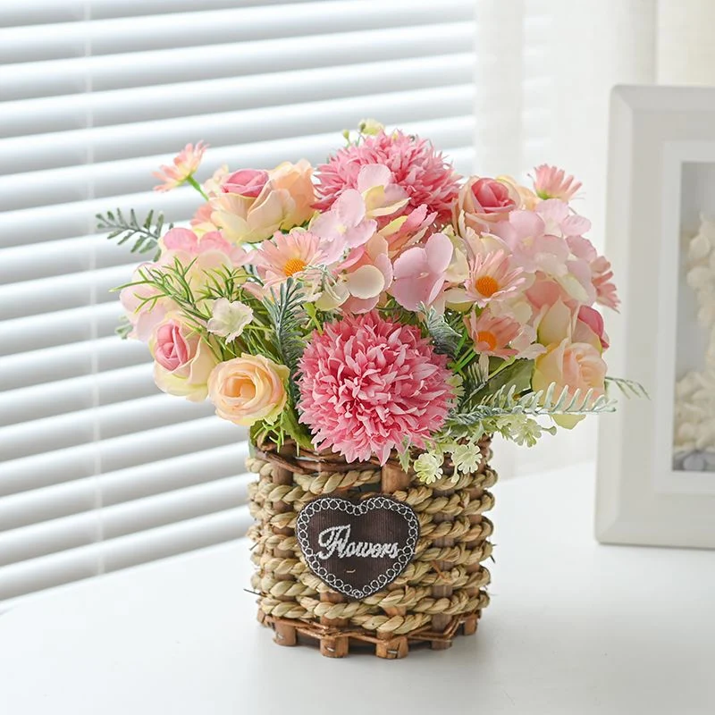 Künstliches Blumengesteck in geflochtener Korb