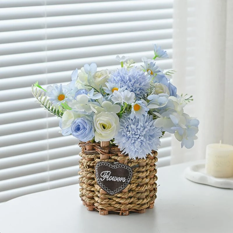 Künstliches Blumengesteck in geflochtener Korb
