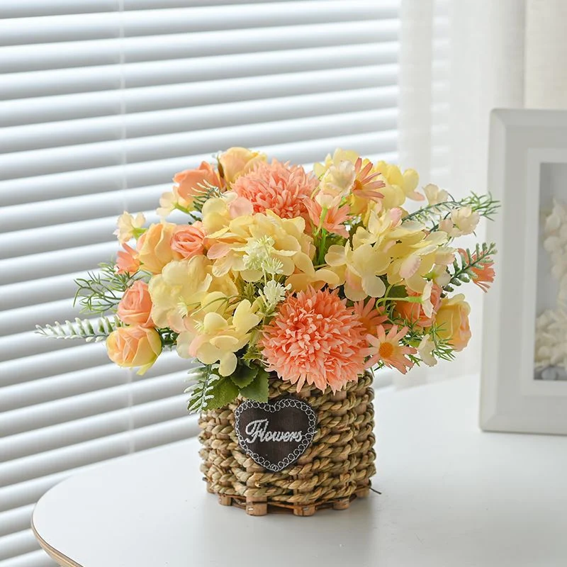Künstliches Blumengesteck in geflochtener Korb