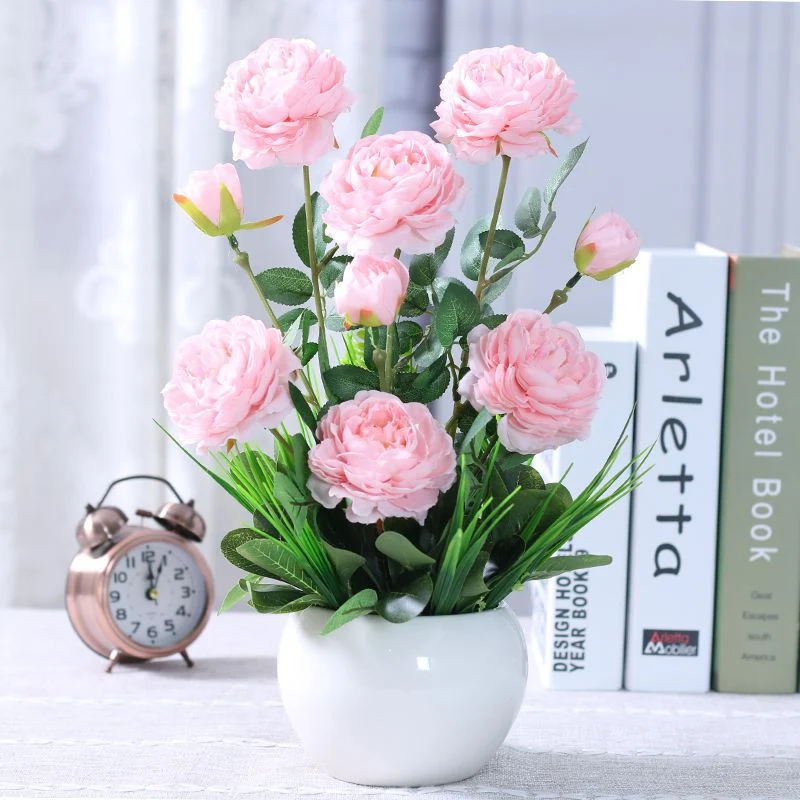 Künstliches Blumenarrangement in modernem Keramikvase