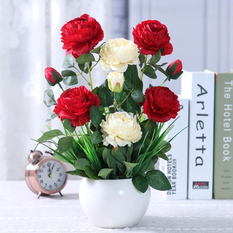 Künstliches Blumenarrangement in modernem Keramikvase