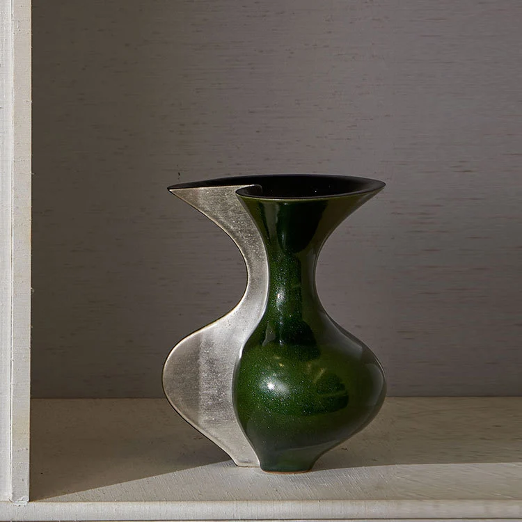 Moderne dekorative Metall- und Keramikvase