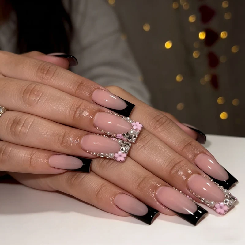 Elegante Stiletto Press-On Nagelkunst mit Strass-Akzenten Karnz