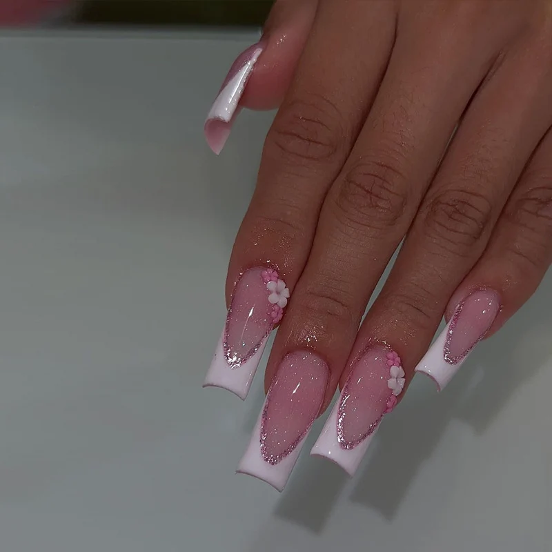Elegante Stiletto Press-On Nagelkunst mit Strass-Akzenten Karnz