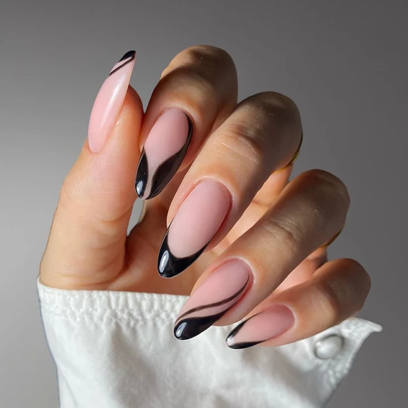 Elegante Stiletto Press-On Nagelkunst mit Strass-Akzenten Karnz