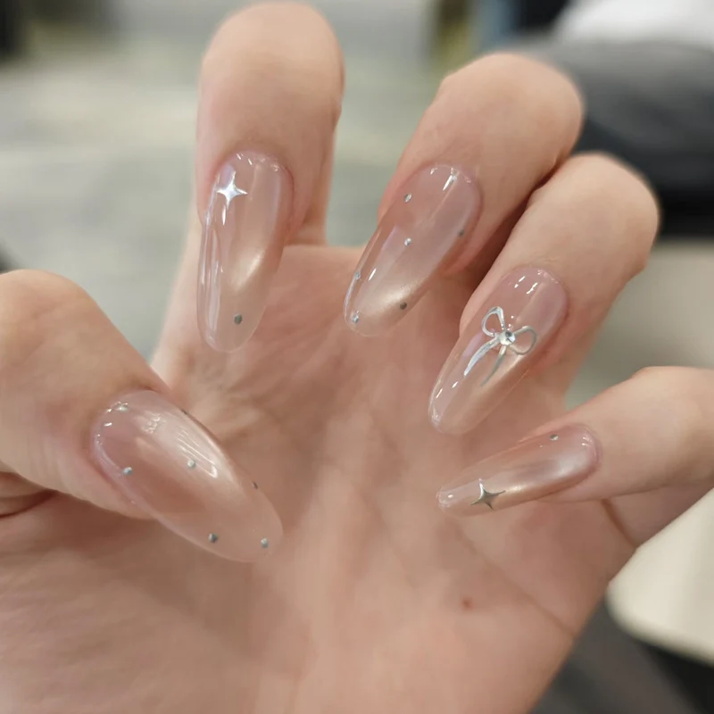 Elegante Stiletto Nageltips mit Schleifenakzenten Karnz