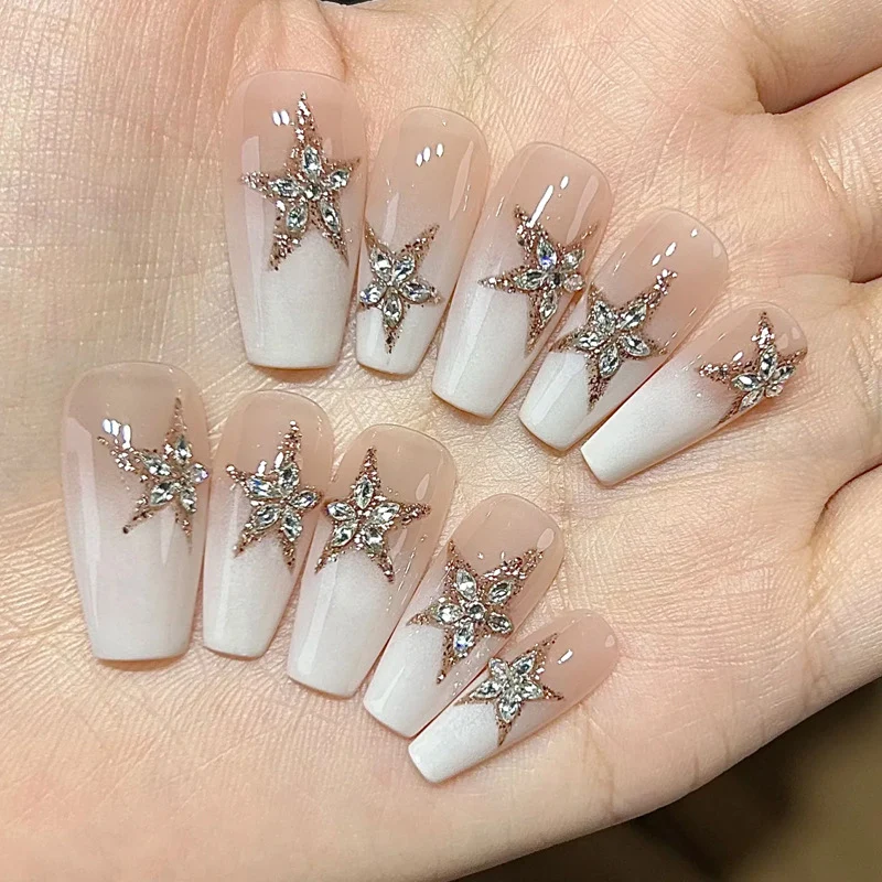Elegante Druck-Nageltips mit goldenen Akzenten Karnz