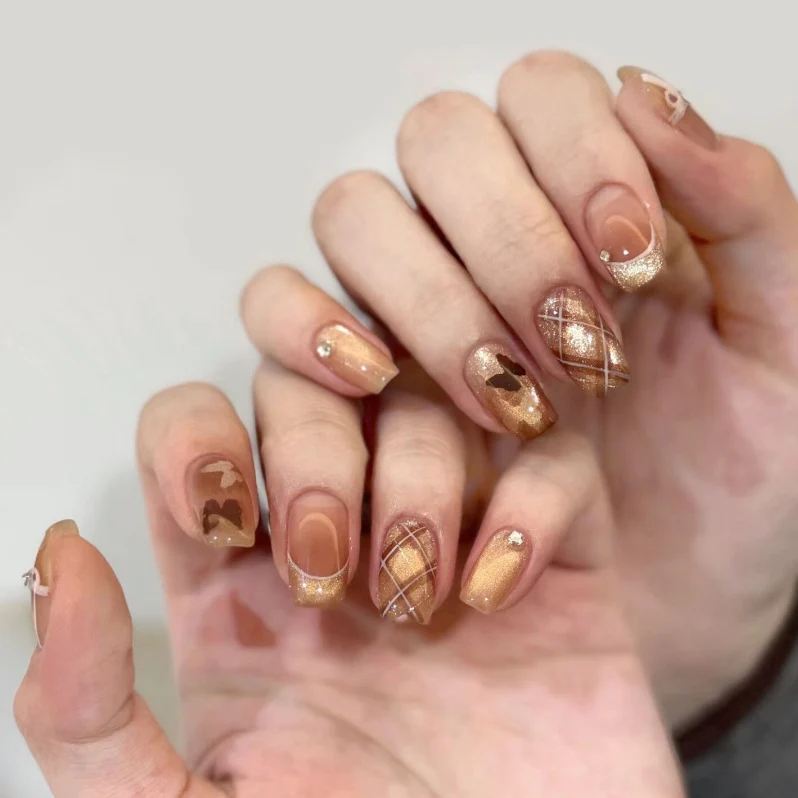 Elegante Druck-Nageltips mit goldenen Akzenten Karnz