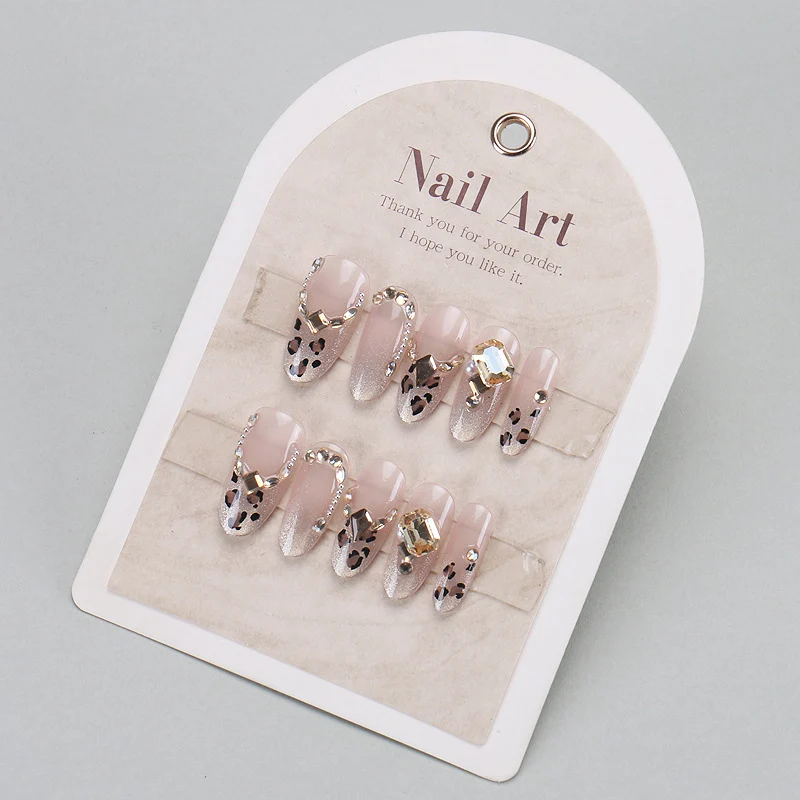 Elegante Druck-Nageltips mit goldenen Akzenten Karnz