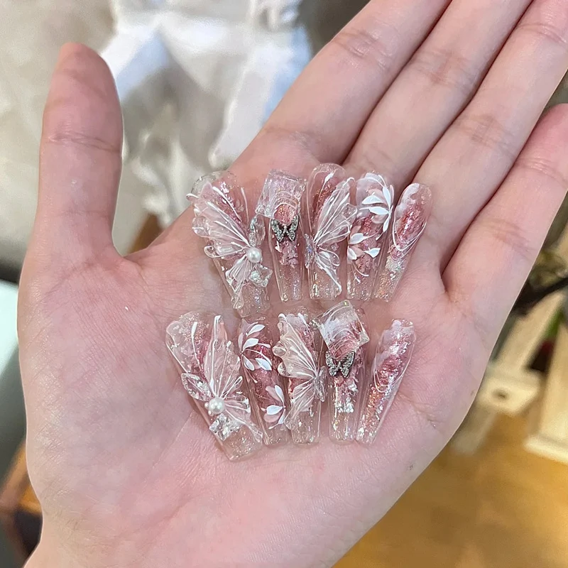 Elegante Druck-Nageltips mit goldenen Akzenten Karnz