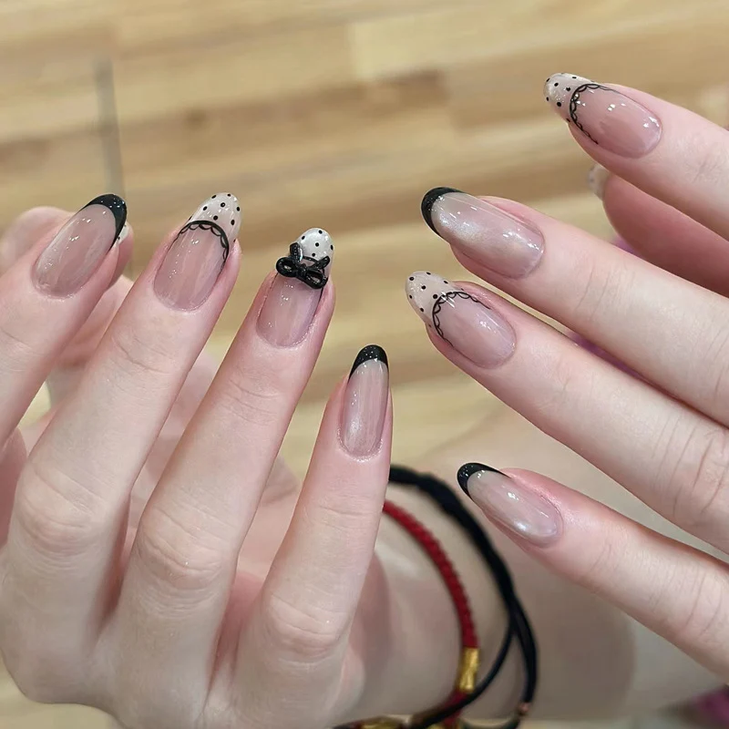 Elegante Druck-Nageltips mit goldenen Akzenten Karnz