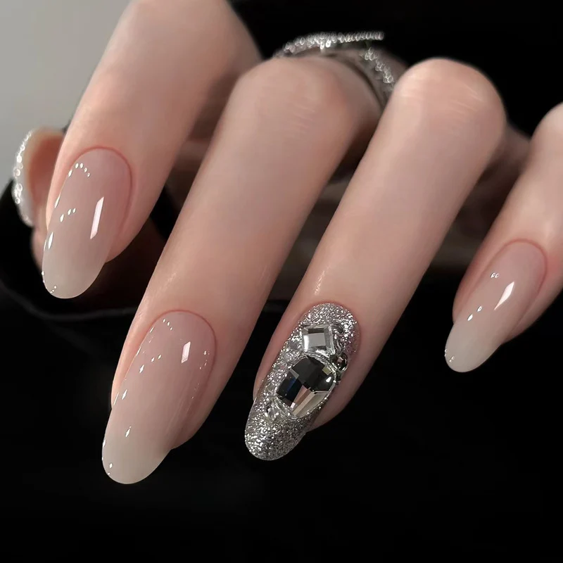 Elegante Druck-Nageltips mit goldenen Akzenten Karnz