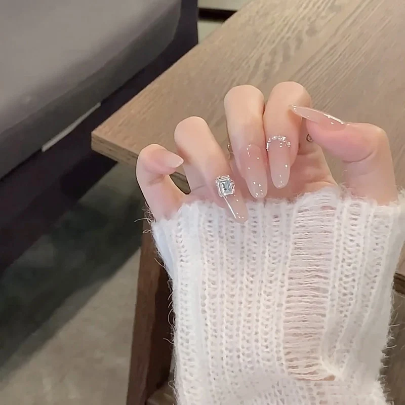 Elegante Druck-Nageltips mit goldenen Akzenten Karnz