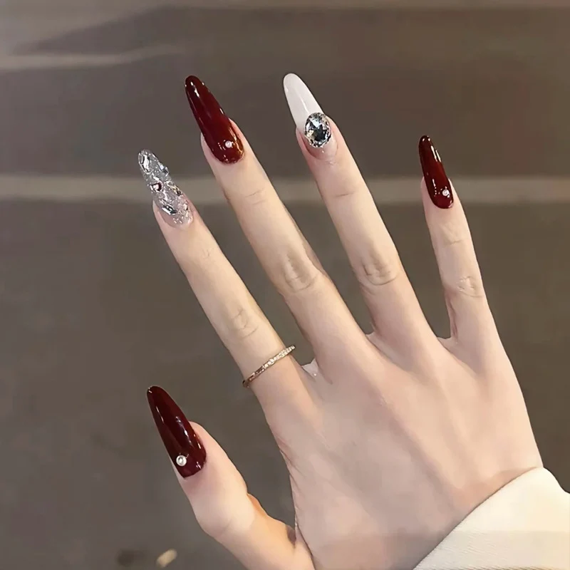 Elegante Druck-Nageltips mit goldenen Akzenten Karnz