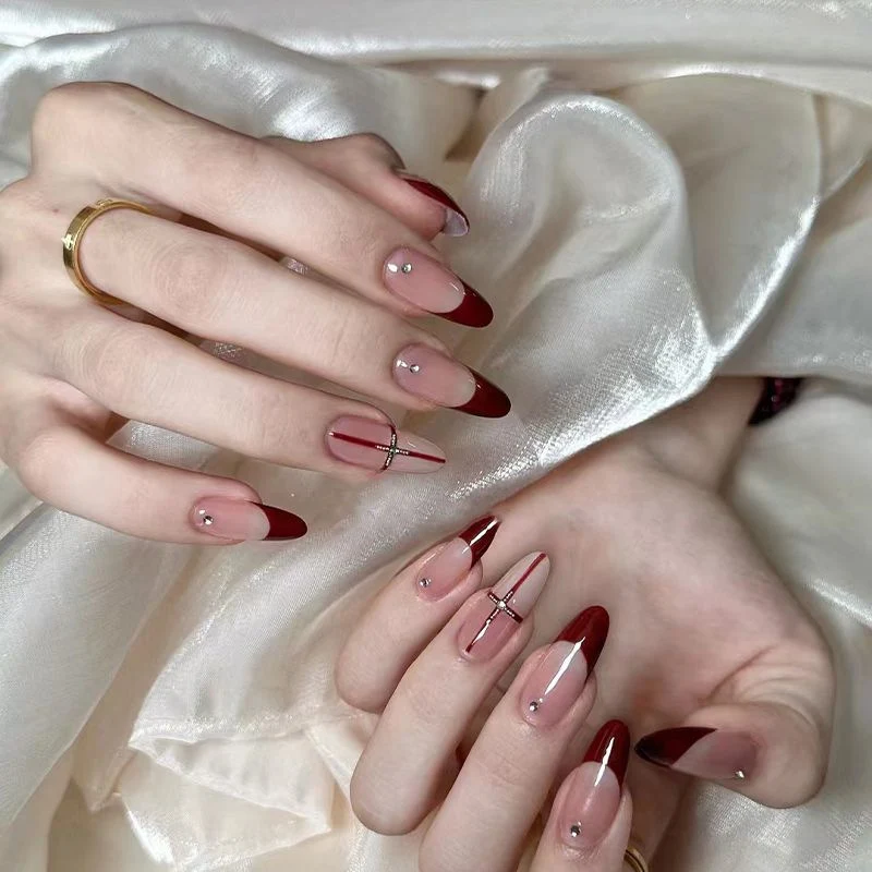 Elegante Druck-Nageltips mit goldenen Akzenten Karnz