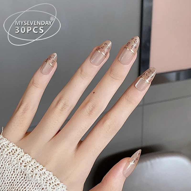 Elegantes Press-On-Nagelset mit goldenen Akzentspitzen Karnz