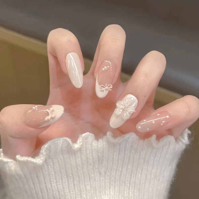 Elegantes Press-On-Nagelset mit künstlerischen Details Karnz