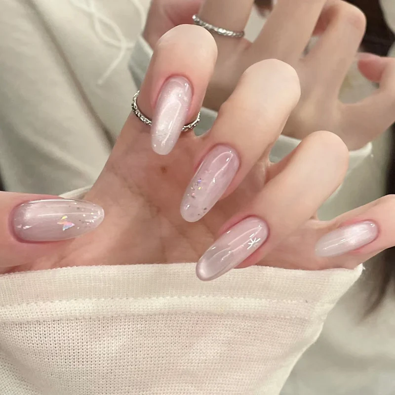 Elegantes Press-On-Nagelset mit künstlerischen Details Karnz