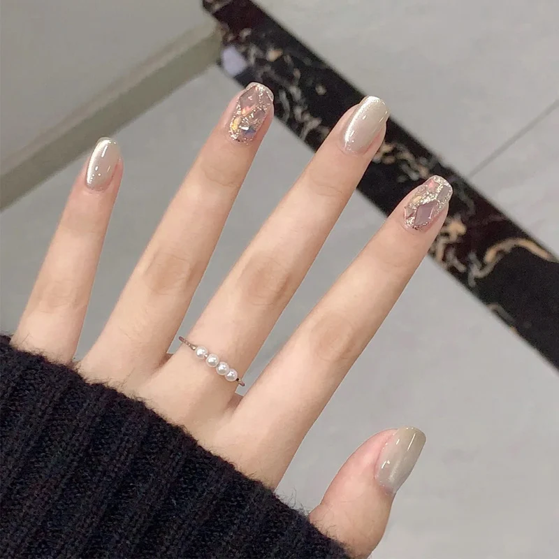 Elegante Press-On-Nagel-Set mit künstlerischen Designs Karnz