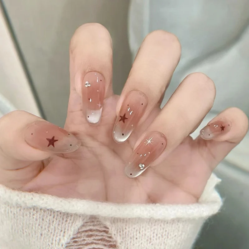 Elegantes Press-On-Nageldesign mit Strassakzenten Karnz