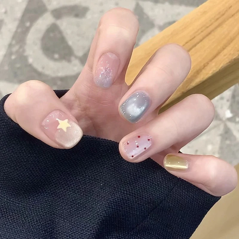 Elegantes Press-On-Nageldesign mit Strassakzenten Karnz