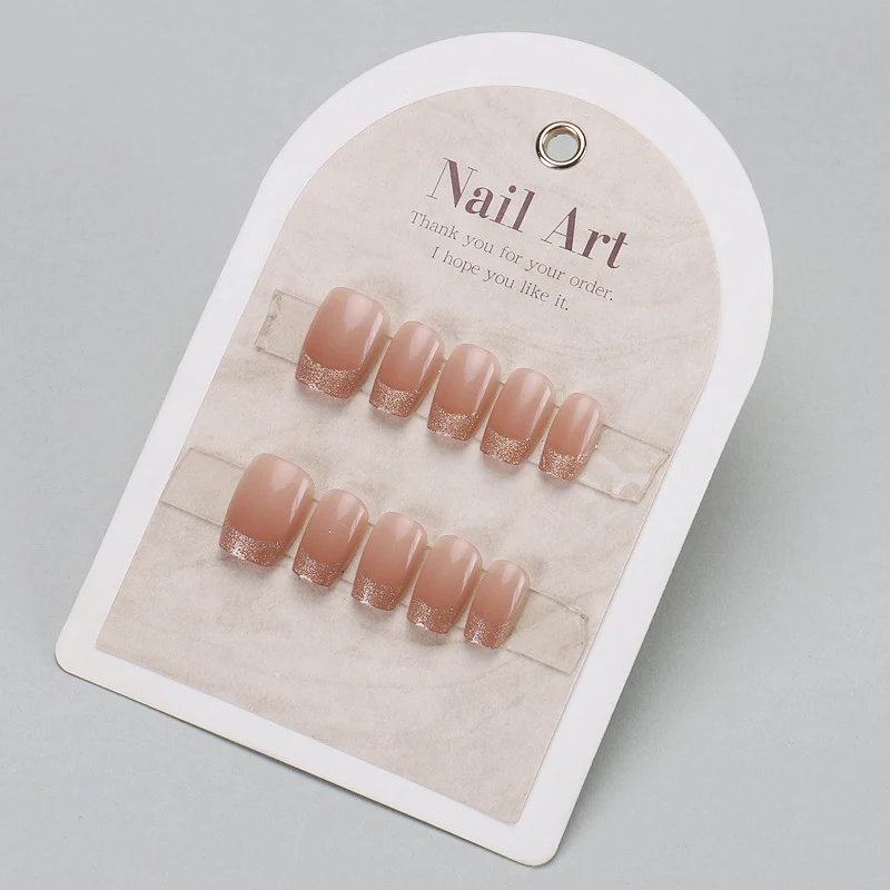 Elegantes Press-On-Nageldesign mit Strassakzenten Karnz
