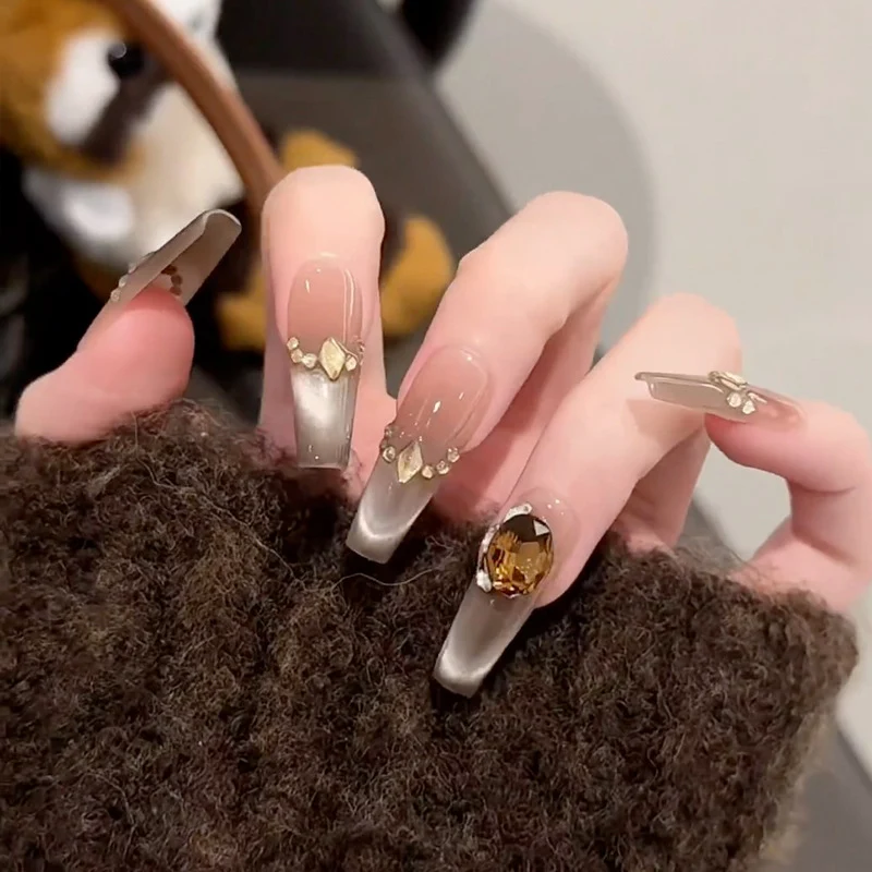 Elegantes Press-On-Nageldesign mit Strassakzenten Karnz