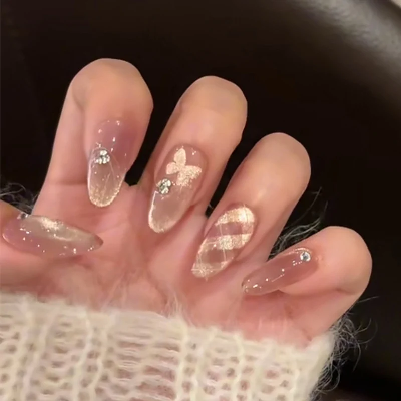 Elegantes Press-On-Nageldesign mit Strassakzenten Karnz